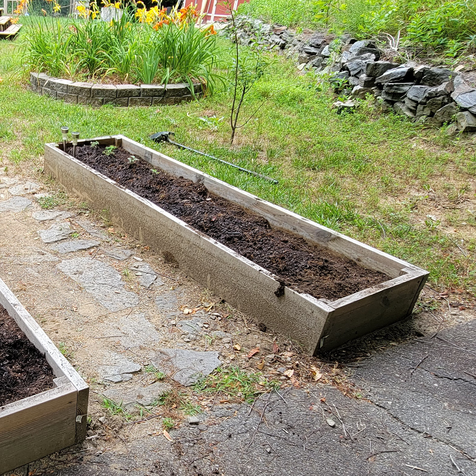 Raised garden bed